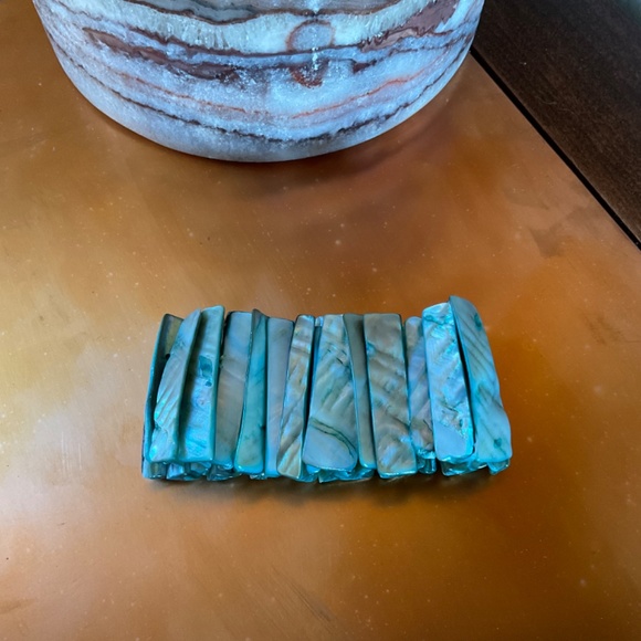 Abalone Shell Stretchy Bracelet. Turquoise color. - Picture 4 of 7